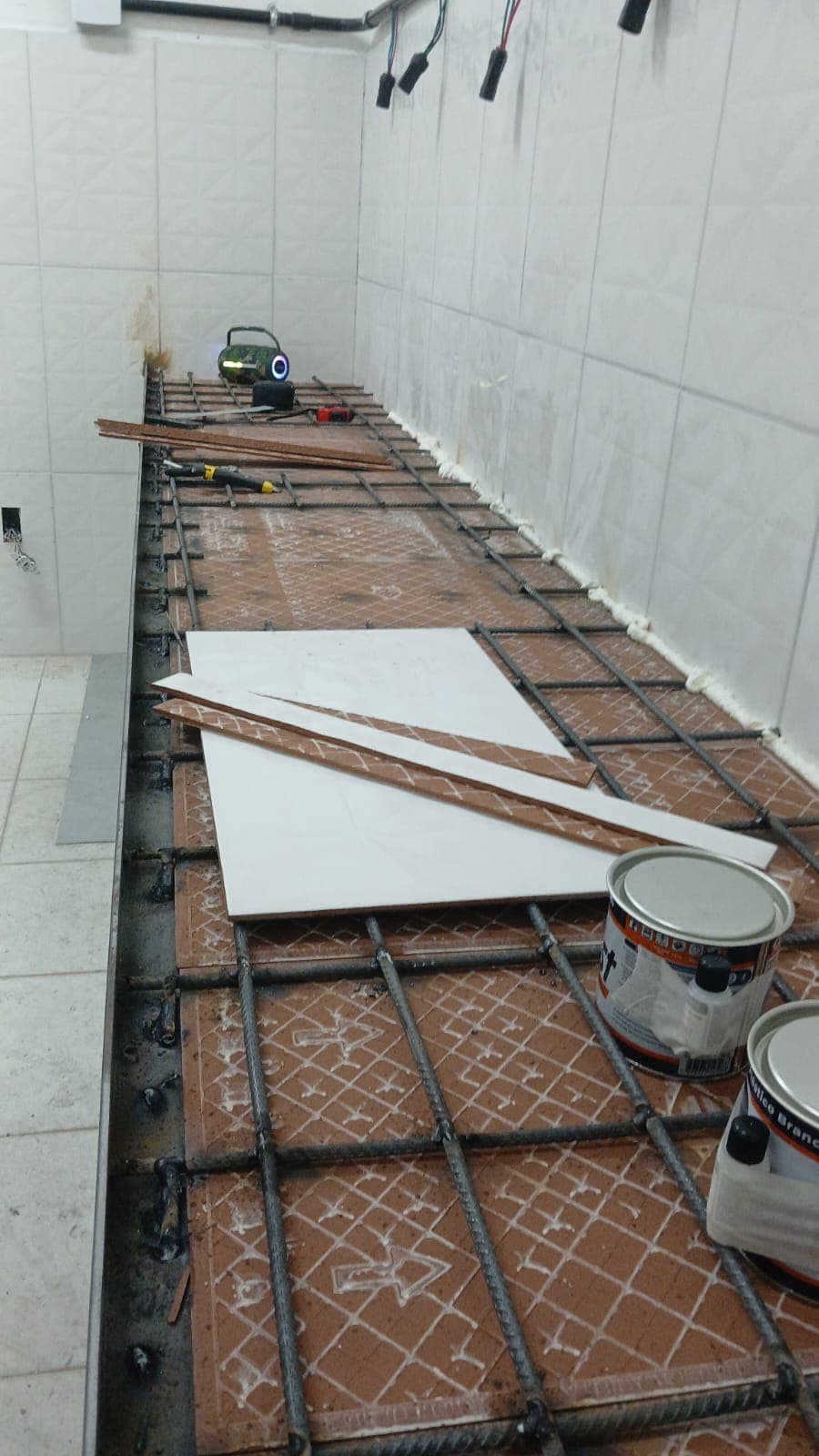 Preparo de piso com tela metálica e impermeabilização antes do porcelanato