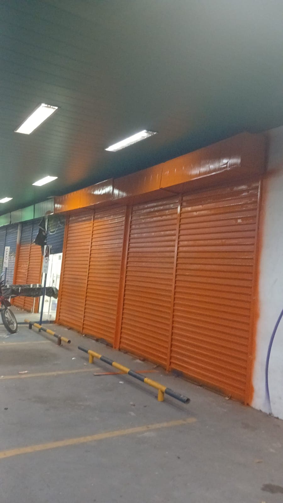 Pintura de fachada e portas de enrolar